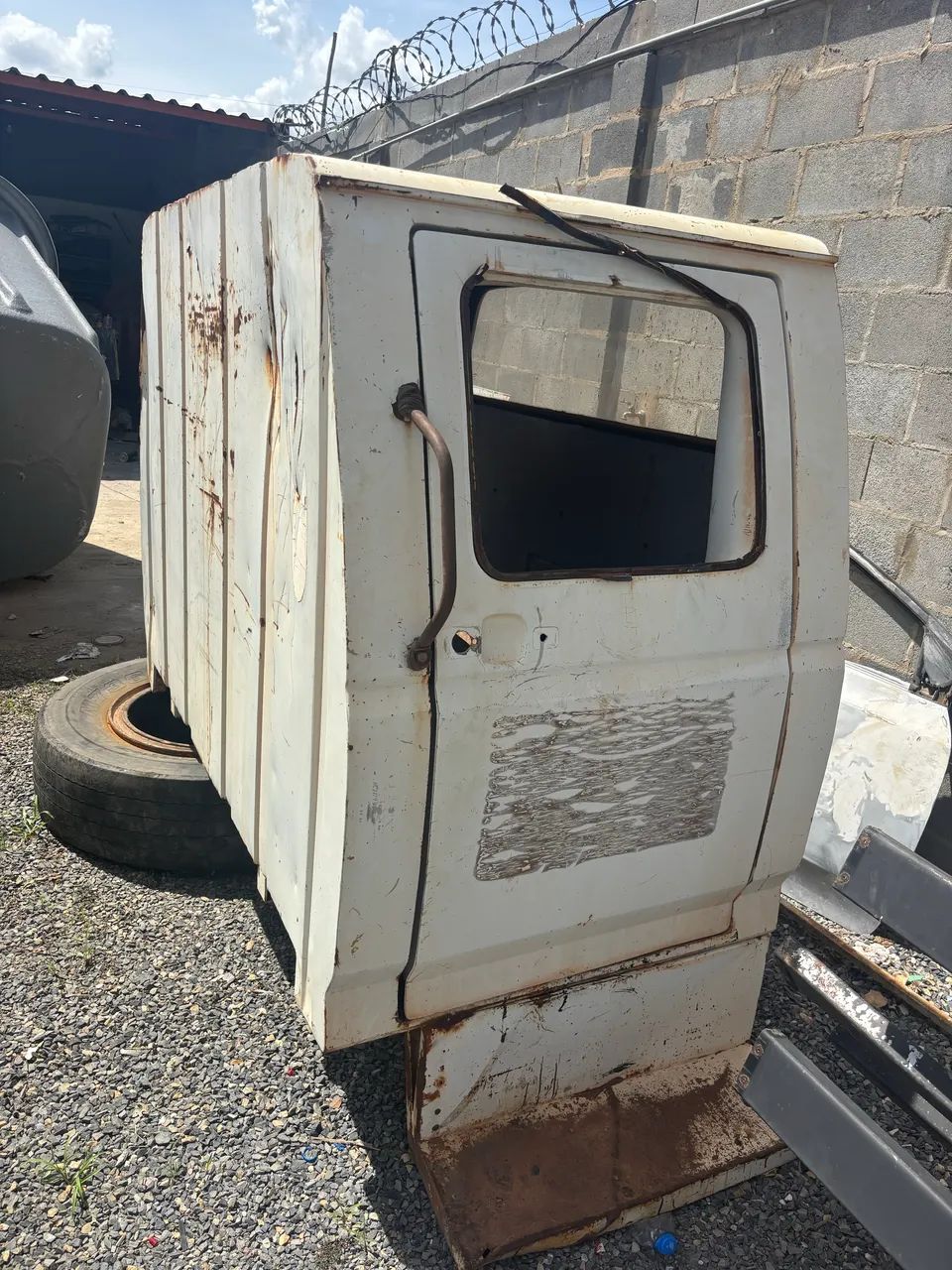 Carroceira com cabine suplementar 