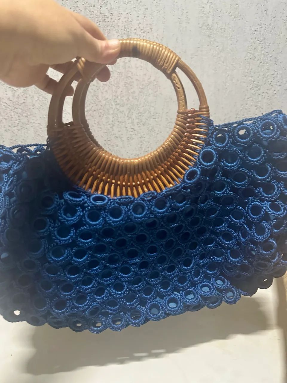 Bolsa de crochê com alça de rattan - Foto 3