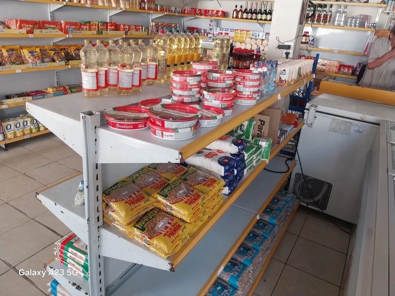 Prateleiras e geladeira expositora. - Foto 4