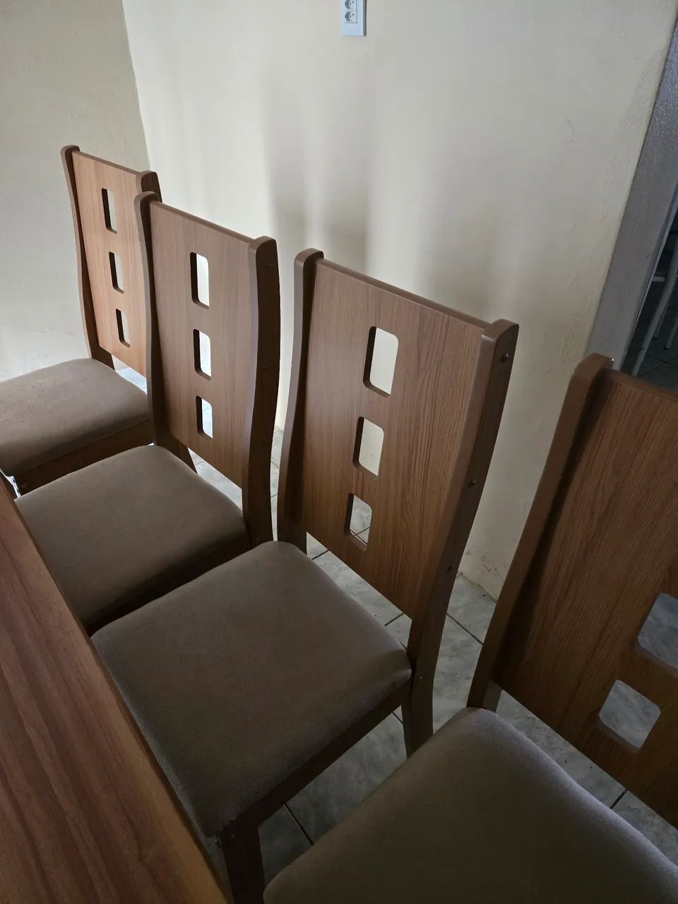 Mesa madeira com 6 cadeiras estofadas  - Foto 2