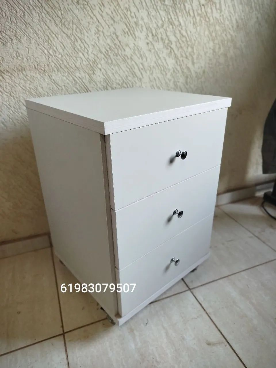 Mesa de Cabeceira com 3 gavetas - com rodinhas 