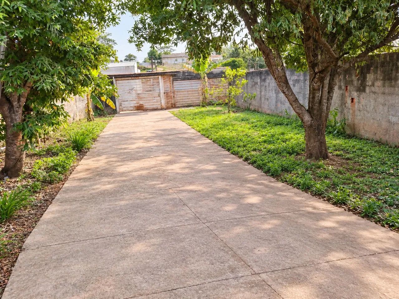 Casa com terreno amplo, e bem localizada.