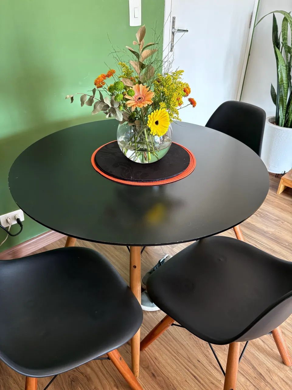 Mesa Redonda Eames com 3 Cadeiras  - Foto 4