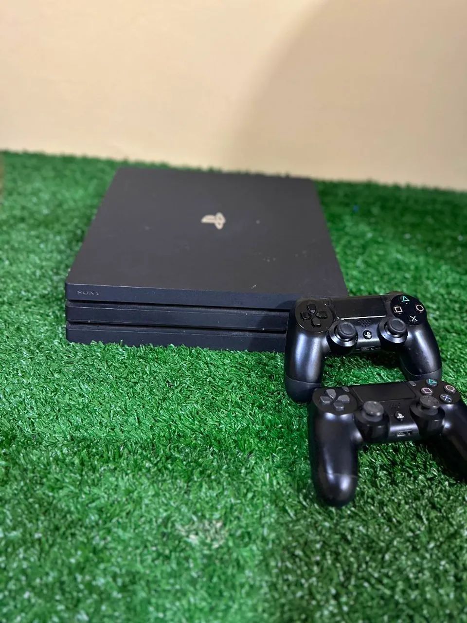 Ps4 Pro - 1TB com 2 controles 