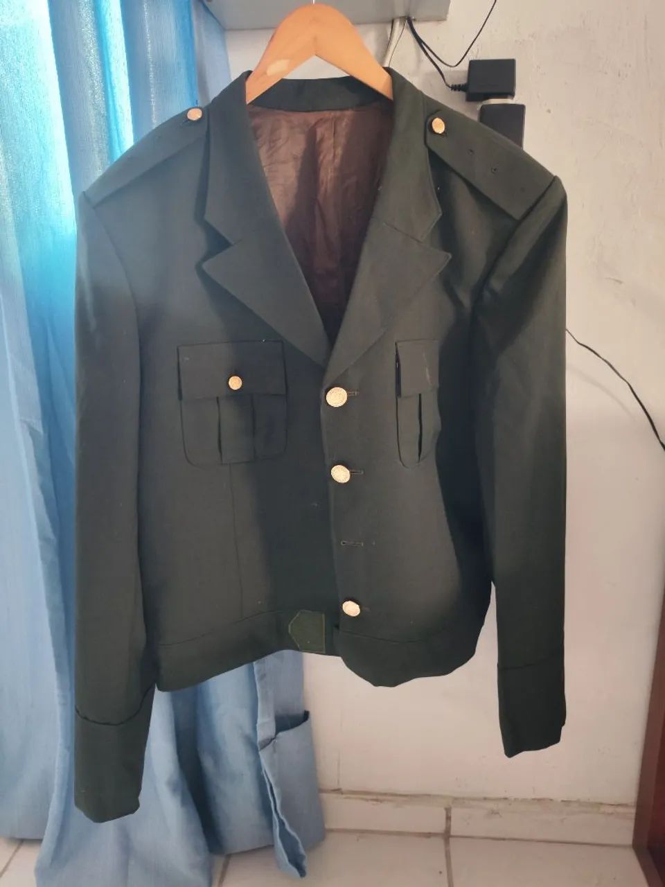 Uniforme exército, calça, camisa e gravata, sem insígnias.