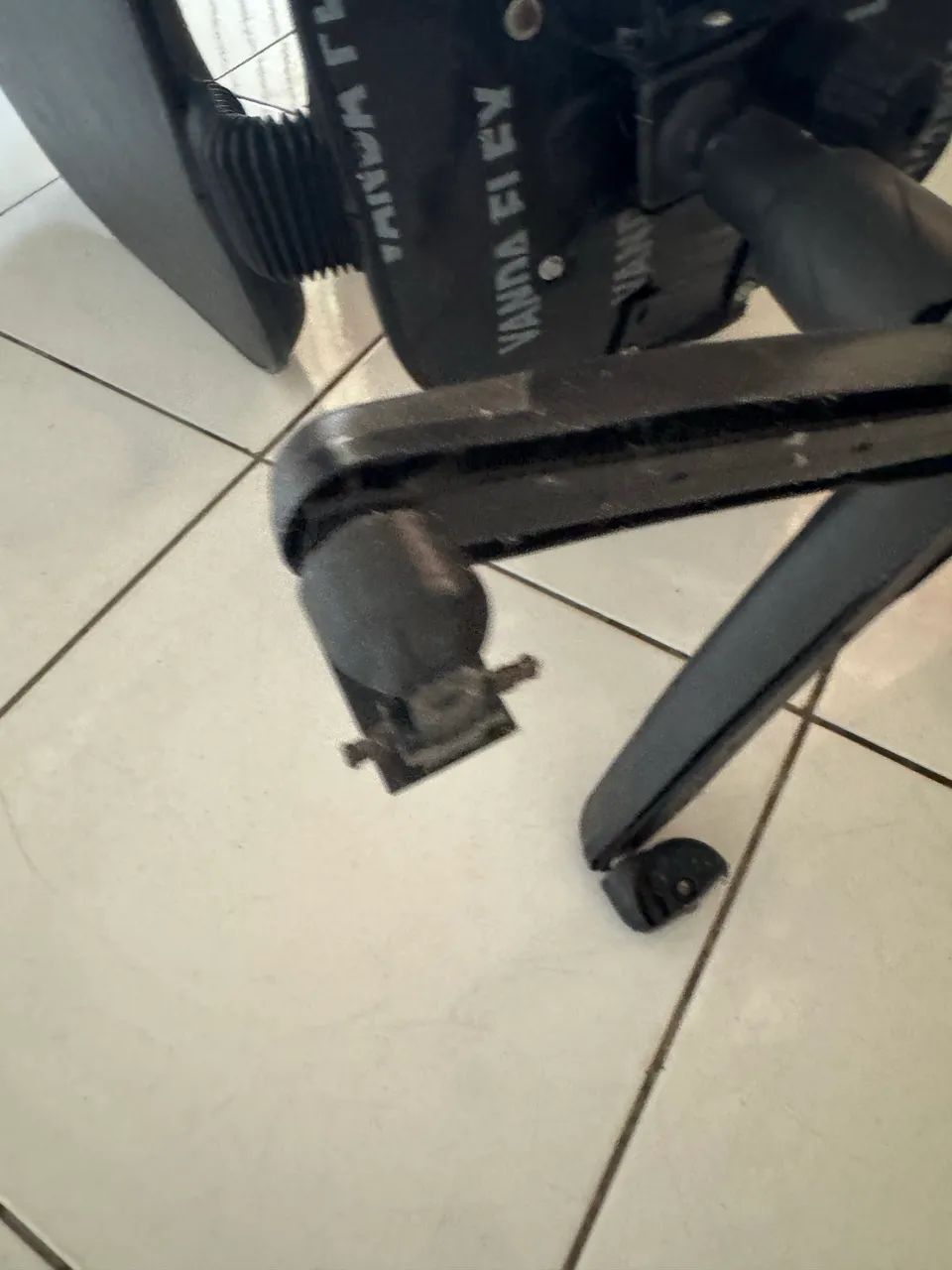 Cadeira de Escritório em Couro Preto com Defeitos  - Foto 5
