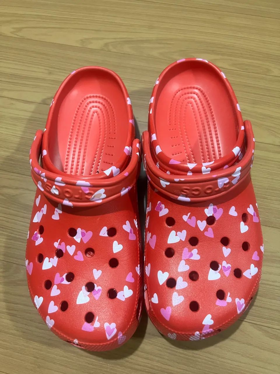 Crocs original estampa de coração  - Foto 5