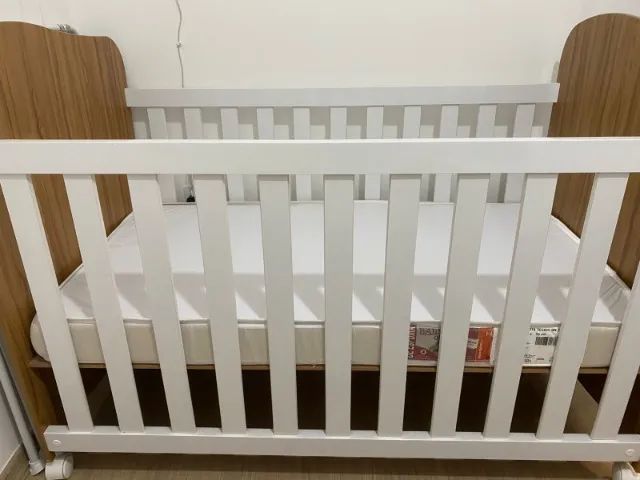 Berço em MDF - Peróba Uli Branco/Amendôa com rodízios - Foto 3