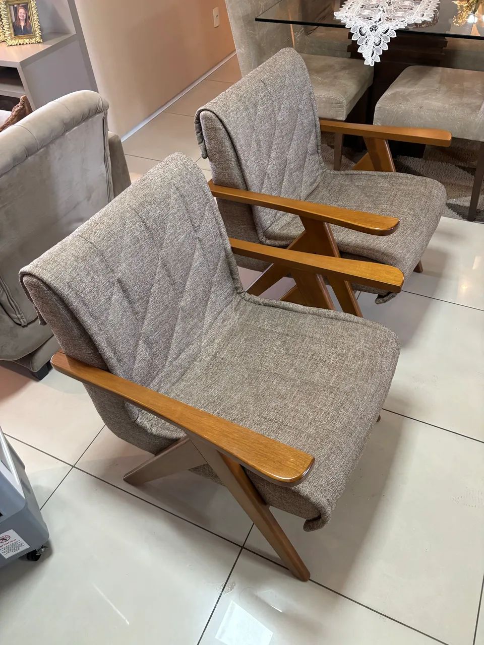 Par de Poltronas/Cadeiras Estofadas em Madeira - Perfeito Estado - Foto 2