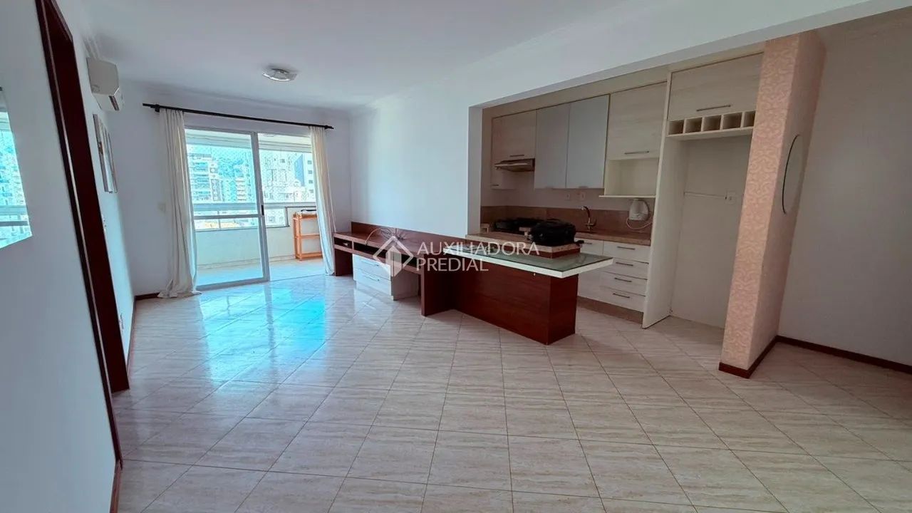 Apartamento Semimobiliado com 3 Dormitórios e 2 Vagas - Foto 2