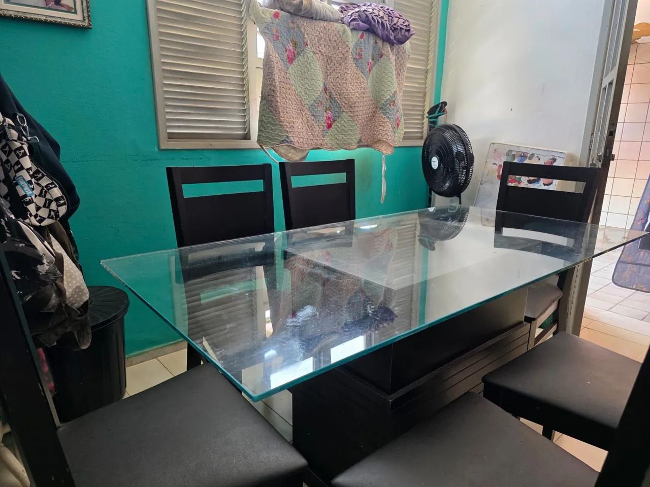 Mesa de vidro com 6 cadeiras. - Foto 3