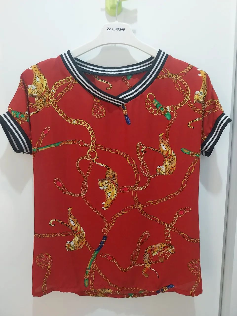 Blusa Casual P com Correntes Douradas - Foto 2