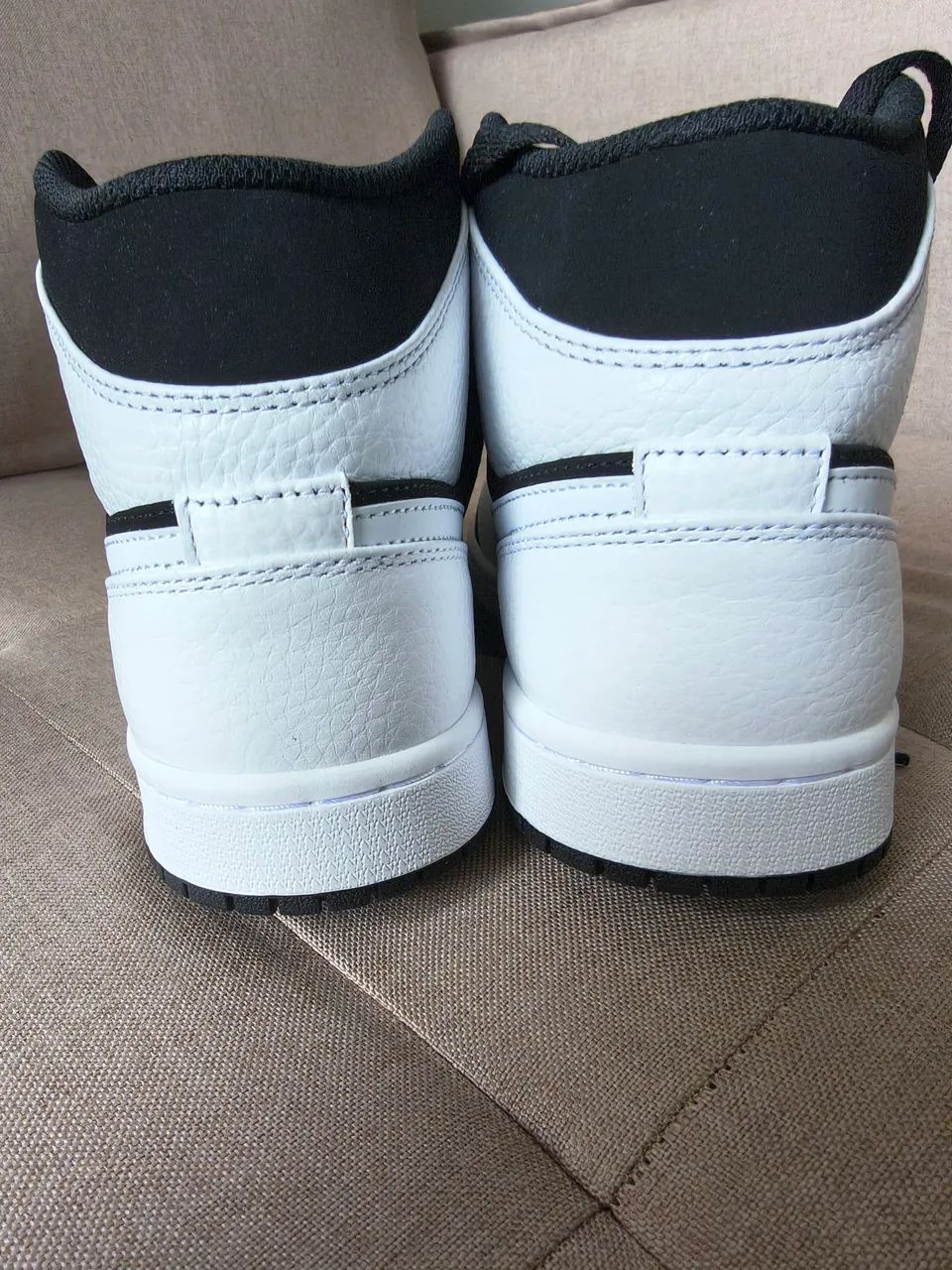 VENDO TÊNIS ORIGINAL NIKE AIR JORDAN 1 MID "TUXEDO" - Foto 5