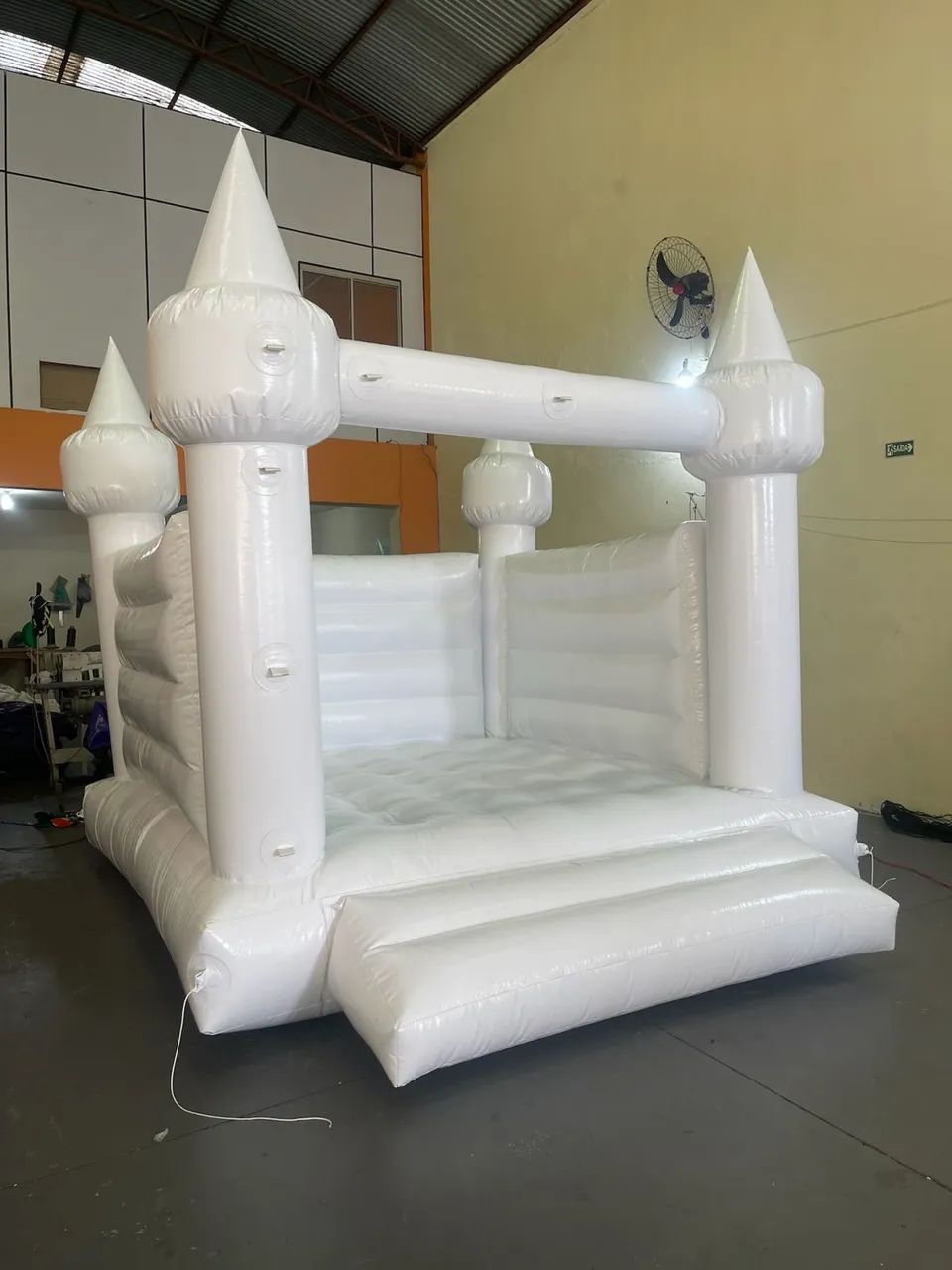 Aluguel de brinquedos infláveis brancos 