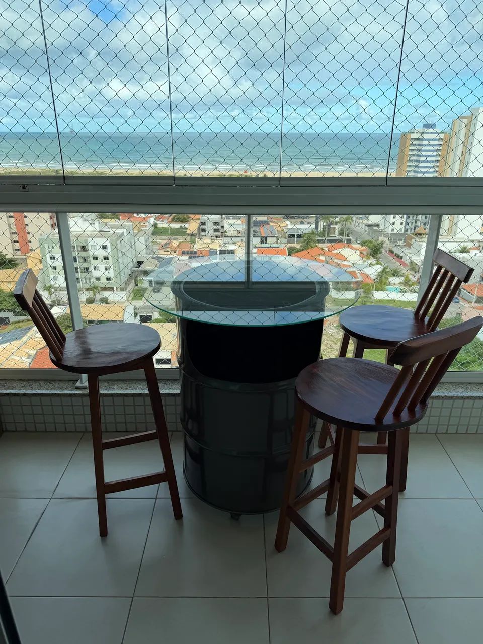 VENDE-SE TONEL E BANCOS EM MADEIRA