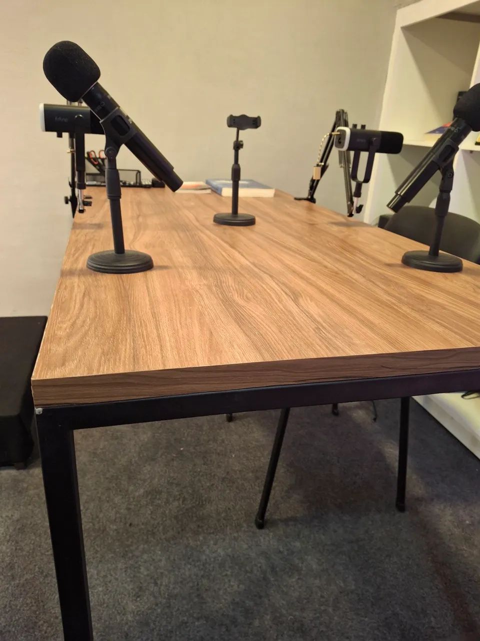 Mesa de Podcast com microfones