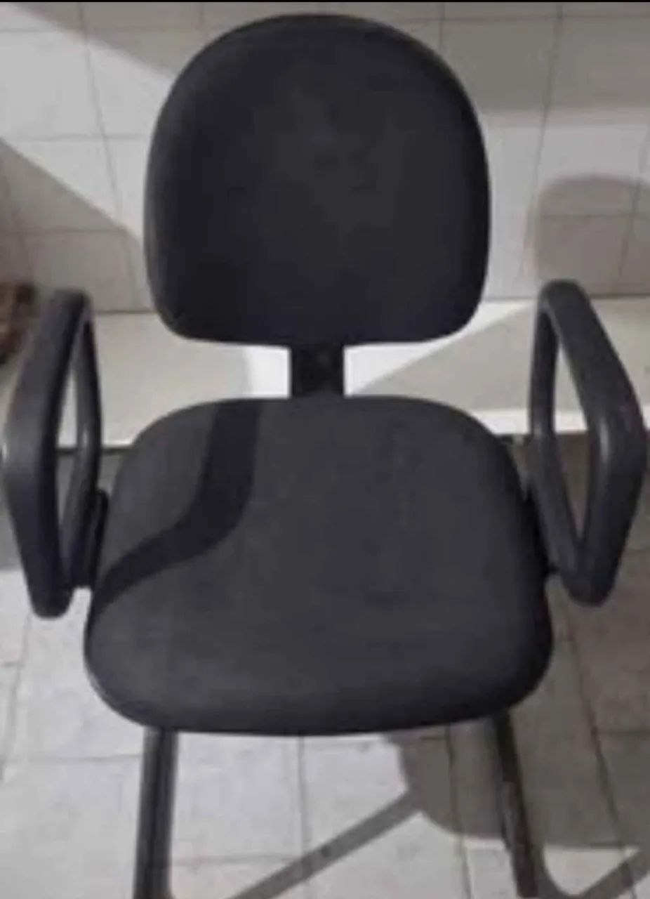 VENDE-SE CADEIRA DE ESCRITÓRIO E PARA ESTUDOS E TRABALHO!ACOLCHOADA!REQUER REPARO SIMPLES!