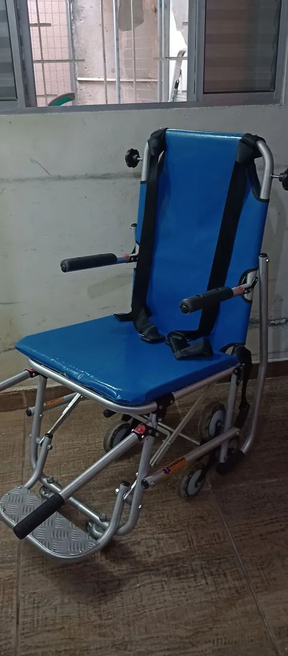Cadeira de rodas de subir e descer escada - Foto 2