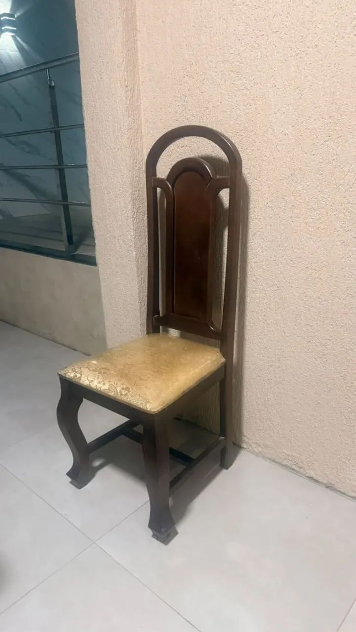Mesa de Jantar em Madeira com 6 Cadeiras Estofadas - Foto 2