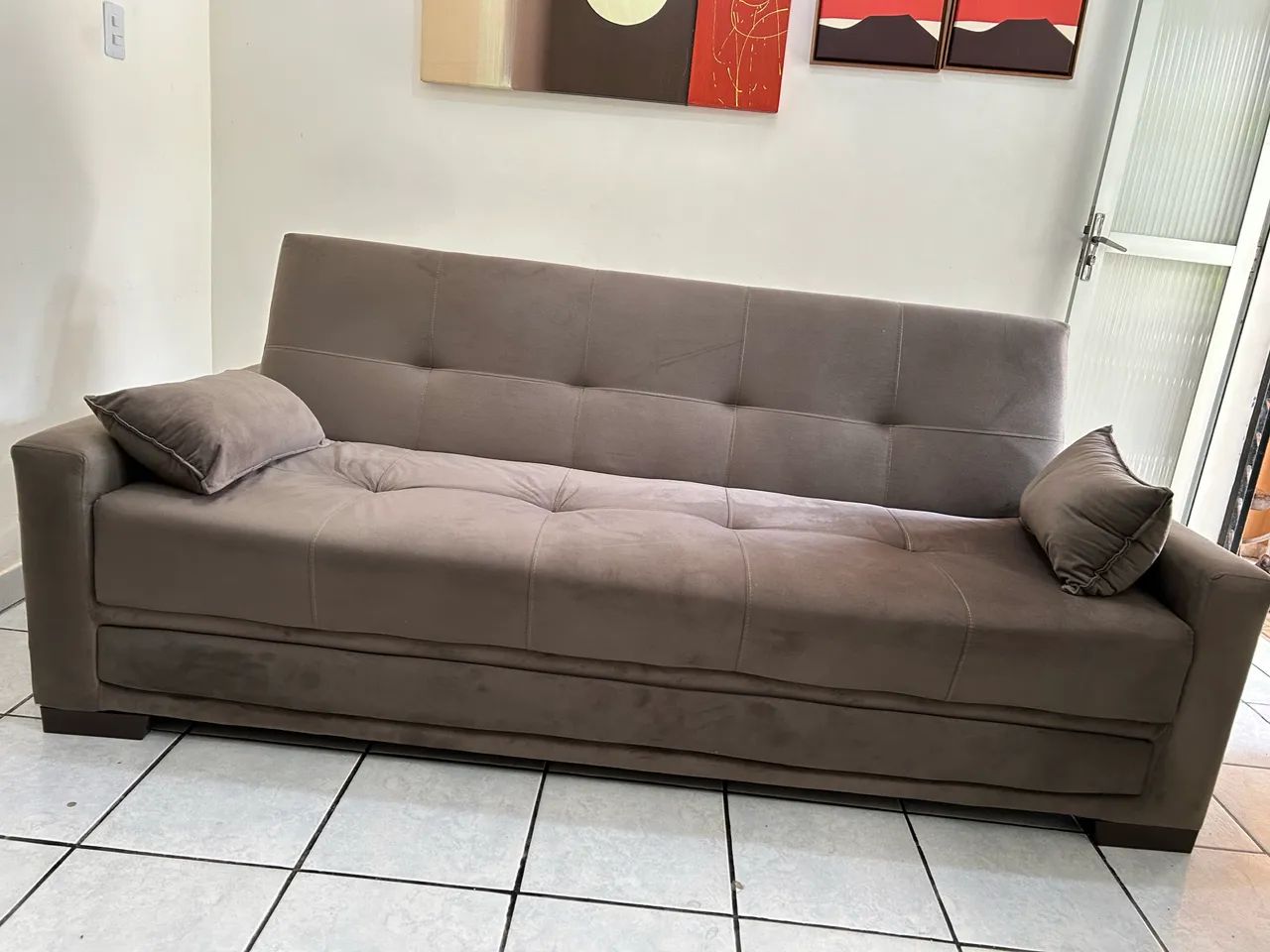Sofá 3 lugares revestido em veludo