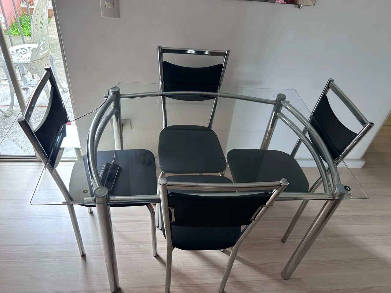 Mesa de vidro com 4 cadeiras  - Foto 2