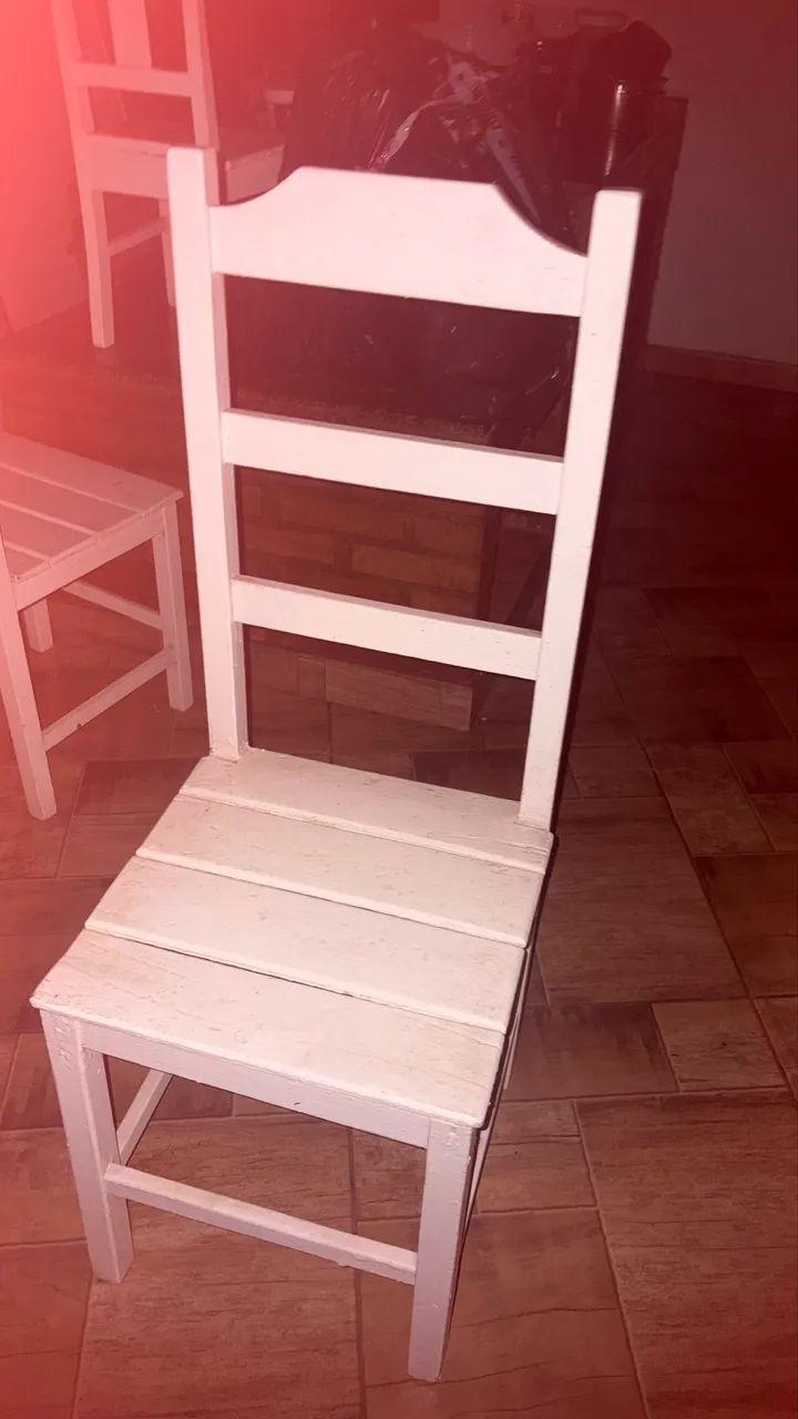 Mesa com quatro cadeiras, madeira maciça. 480043955126937605