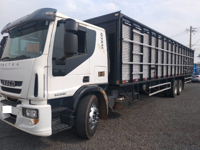 IVECO 240E25 BOIADEIRO 6X2 ANO 2009.