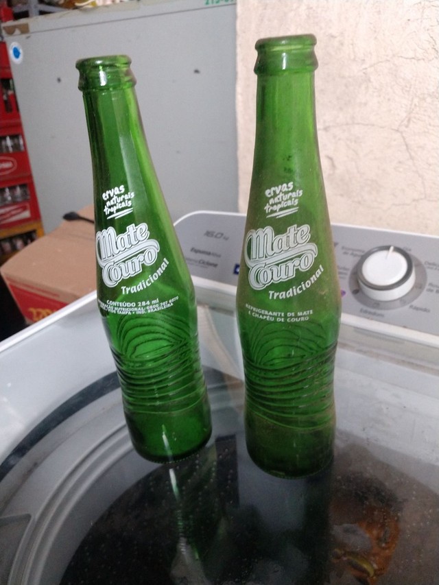 Duas garrafas refrigerante antigo mate couro