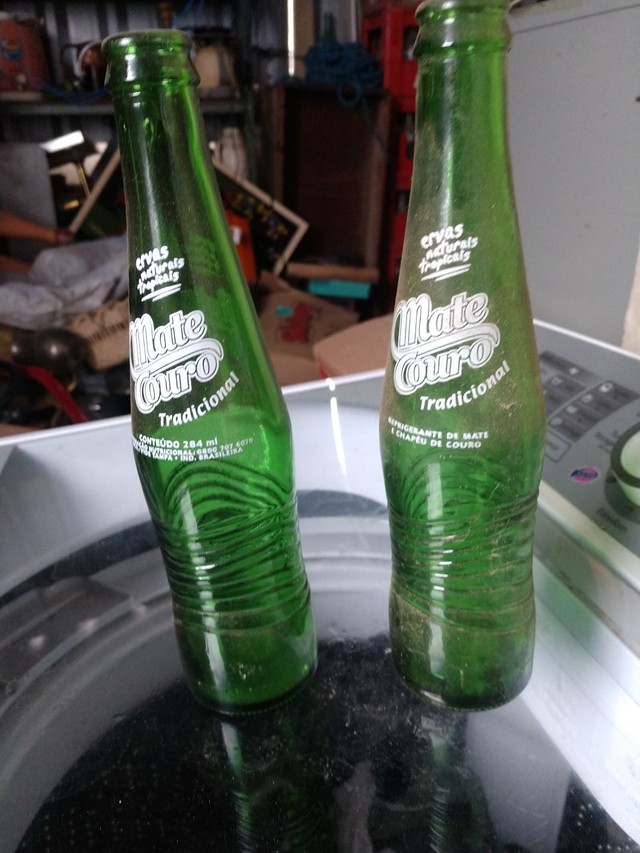 Duas garrafas refrigerante antigo mate couro - Foto 4