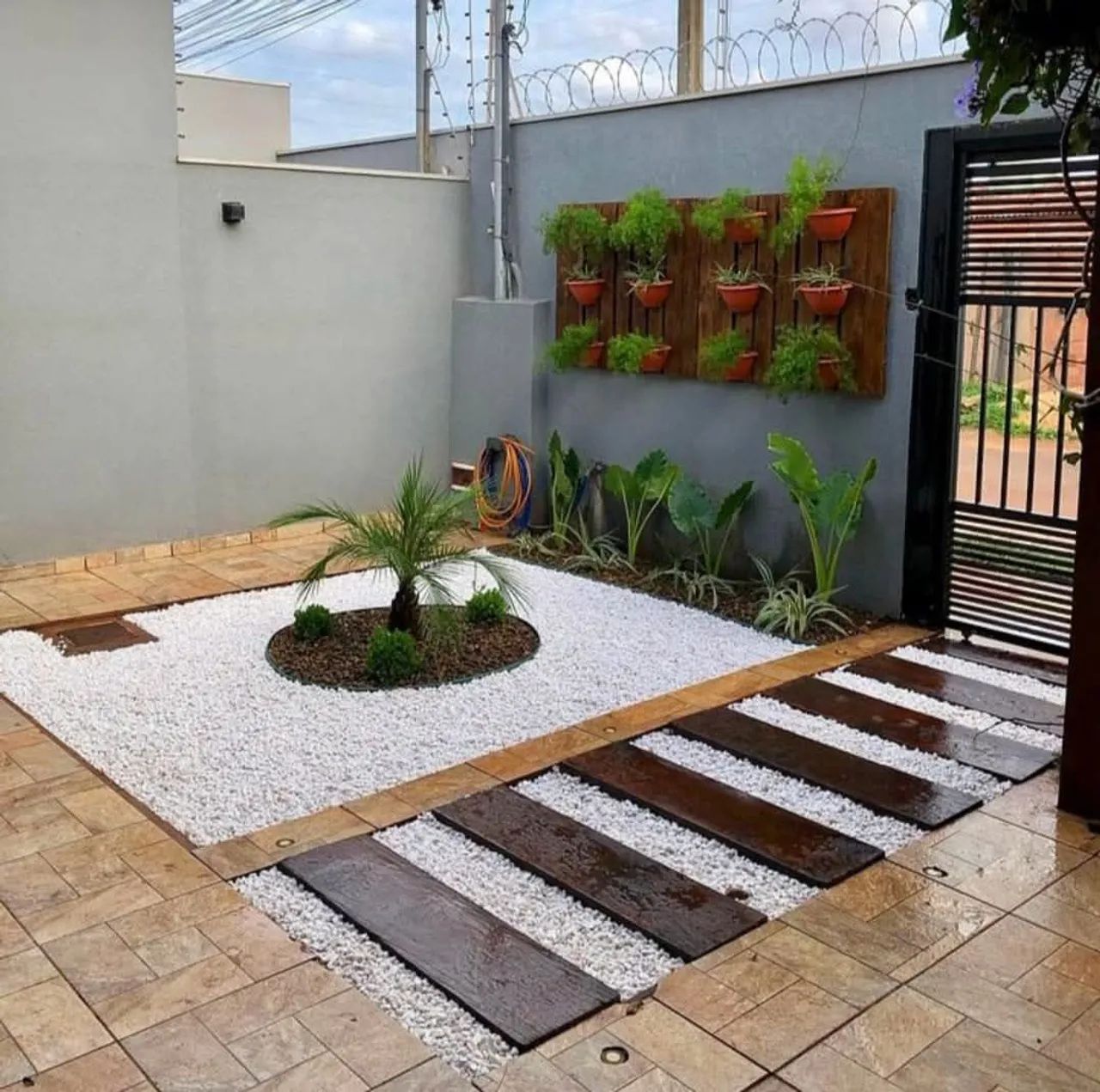 Jardim zen com plantas e pedras - Foto 2