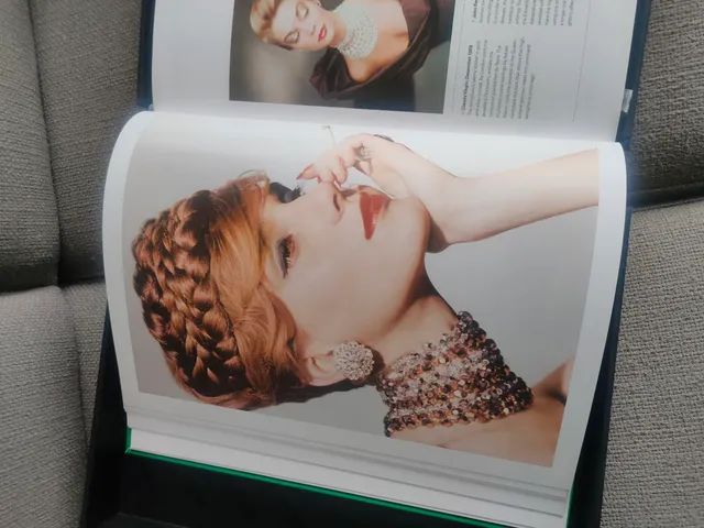 Estojo com livro da vogue jewellery em inglês  - Foto 4