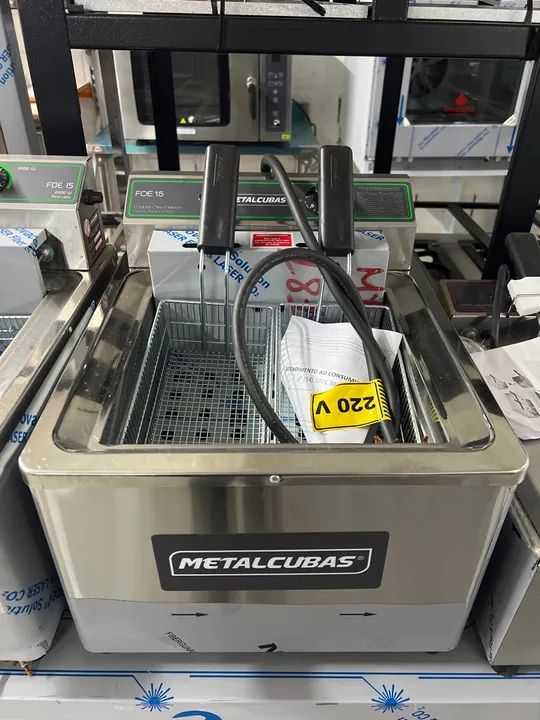 fritadeira 15 litros elétrica com 8000w de potência zona fria de bancada Metalcubas (IRIS)