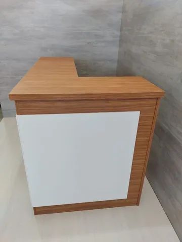 Balcão para recepçãp lana atendimento em pé amadeirado com branco 