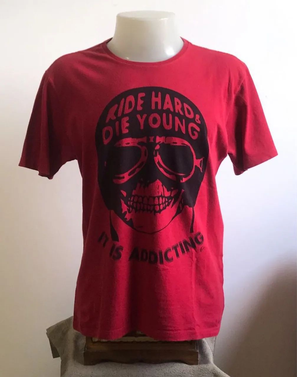 camiseta vermelha Tng Tam M