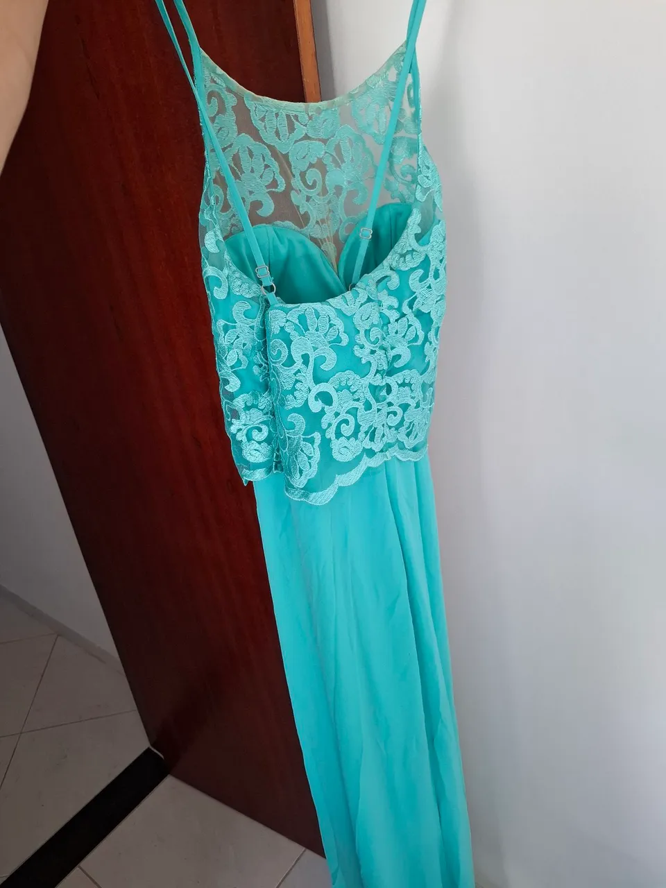 Vestido longo de festa azul turquesa com renda