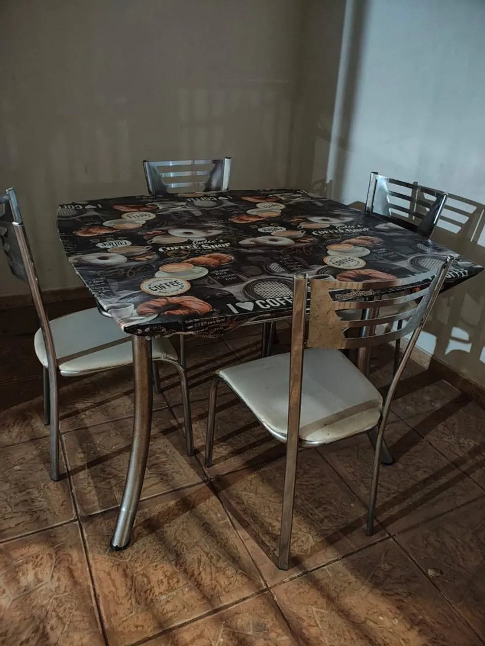 Mesa de Jantar (vidro) com 4 Cadeiras - Estilo Café