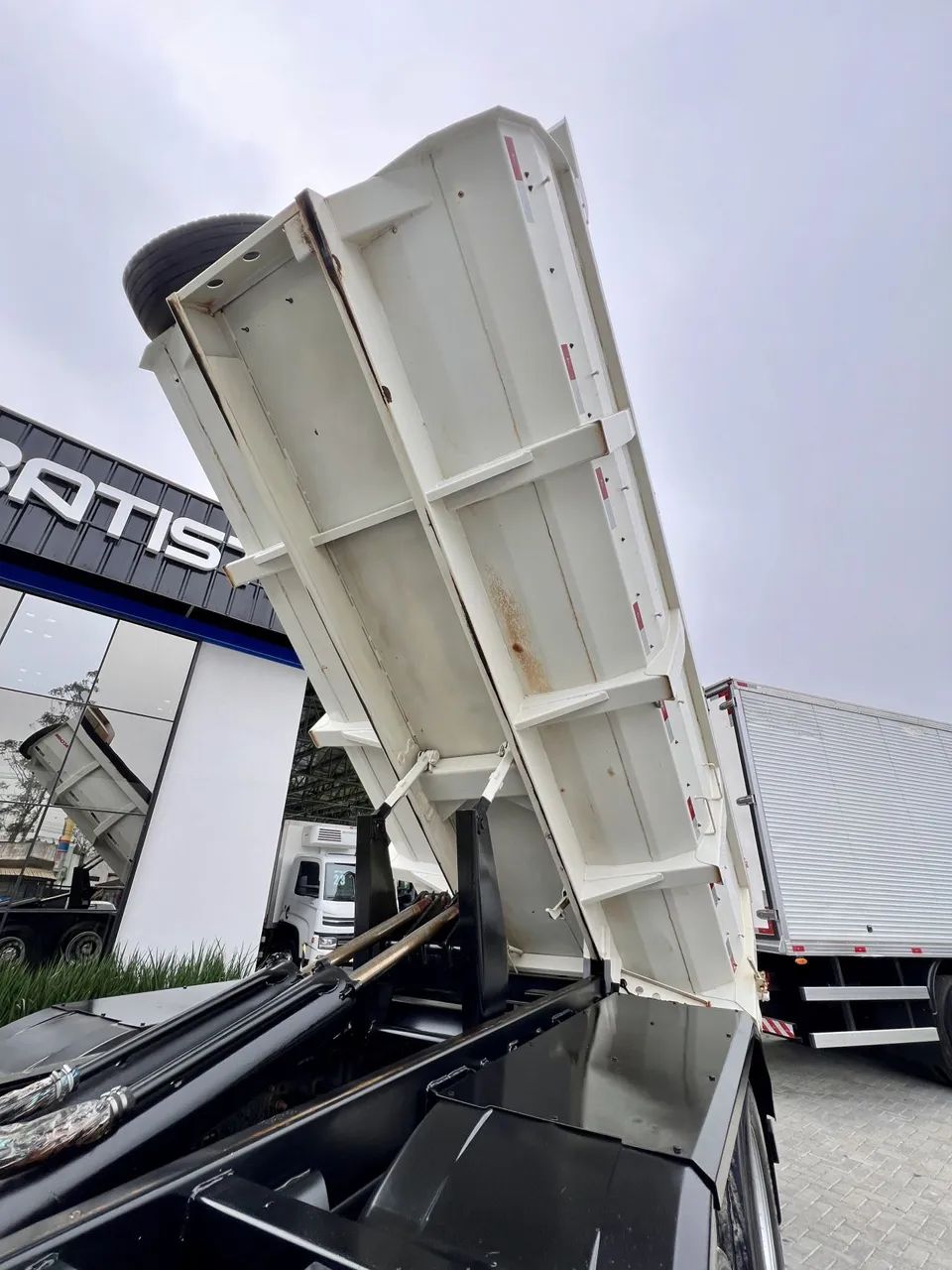 VW 24-260 Truck 6x2 2023 Basculante 12m3 Baixo KM - Foto 11