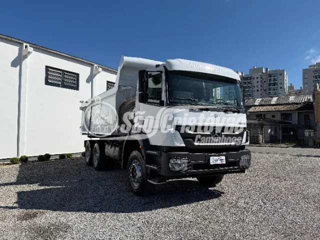 Mercedes Benz 3131 2014 com basculante completo