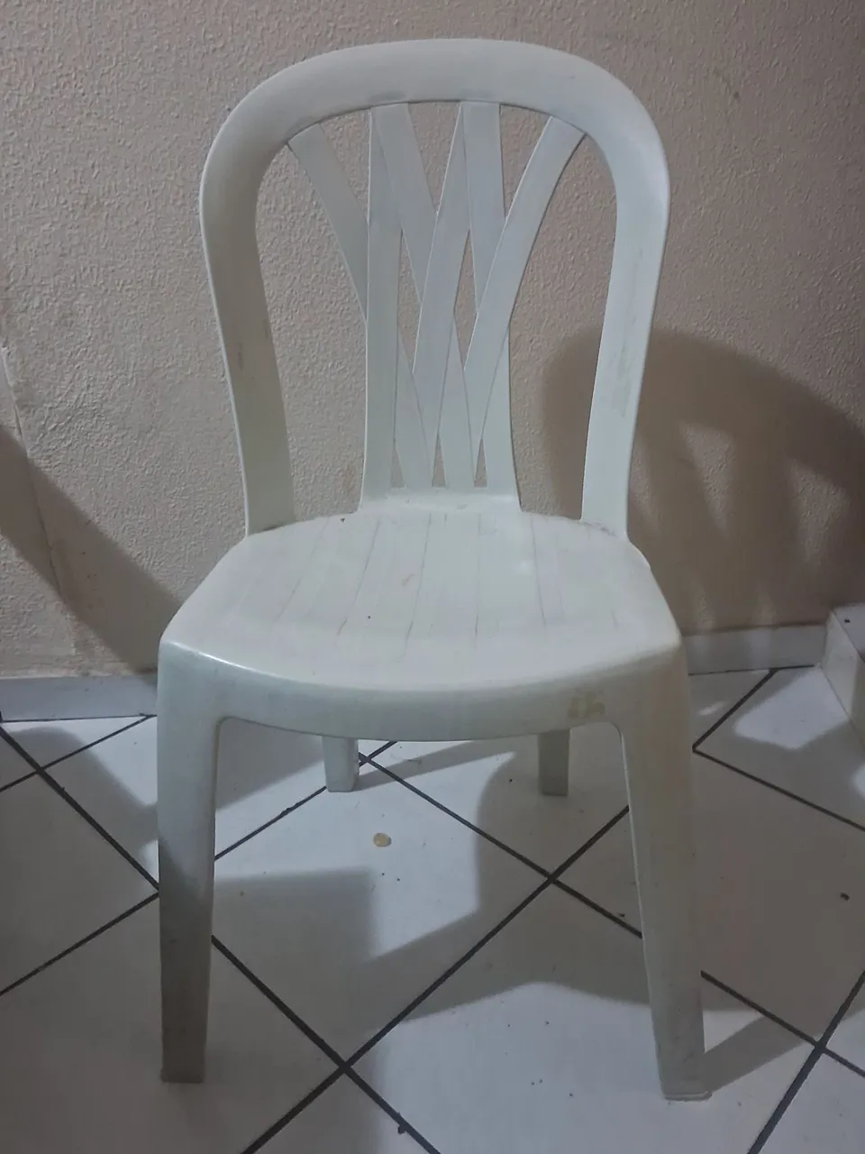 Cadeira de plástico branca