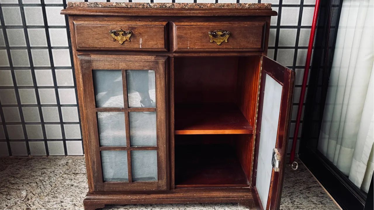 Armarinho lindo de vidro madeira e mármore  - Foto 4