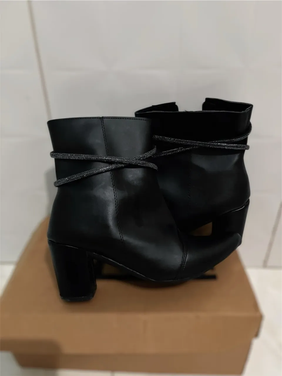 Bota Feminina Preta com Detalhe em Strass