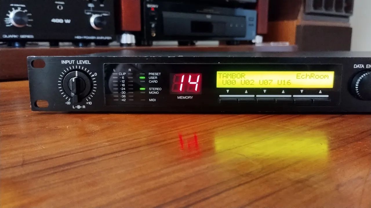 Processador de áudio Yamaha SPX-990