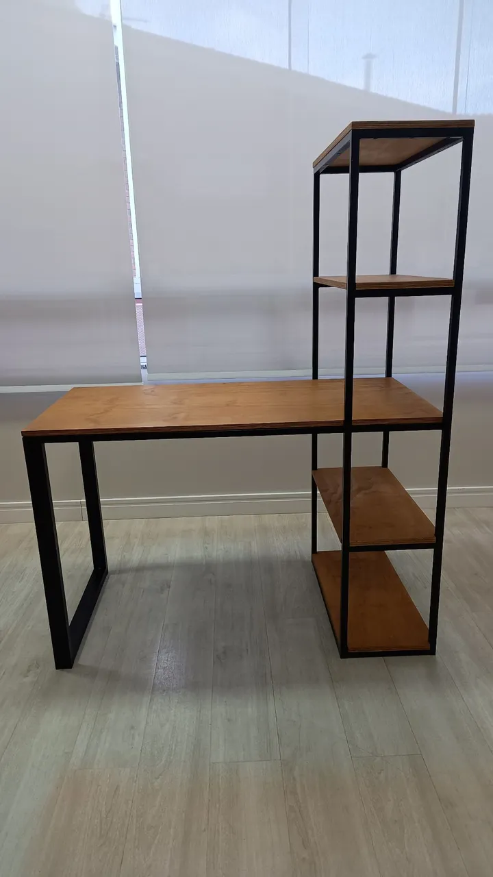 Mesa de Escritório com Estante Integrada