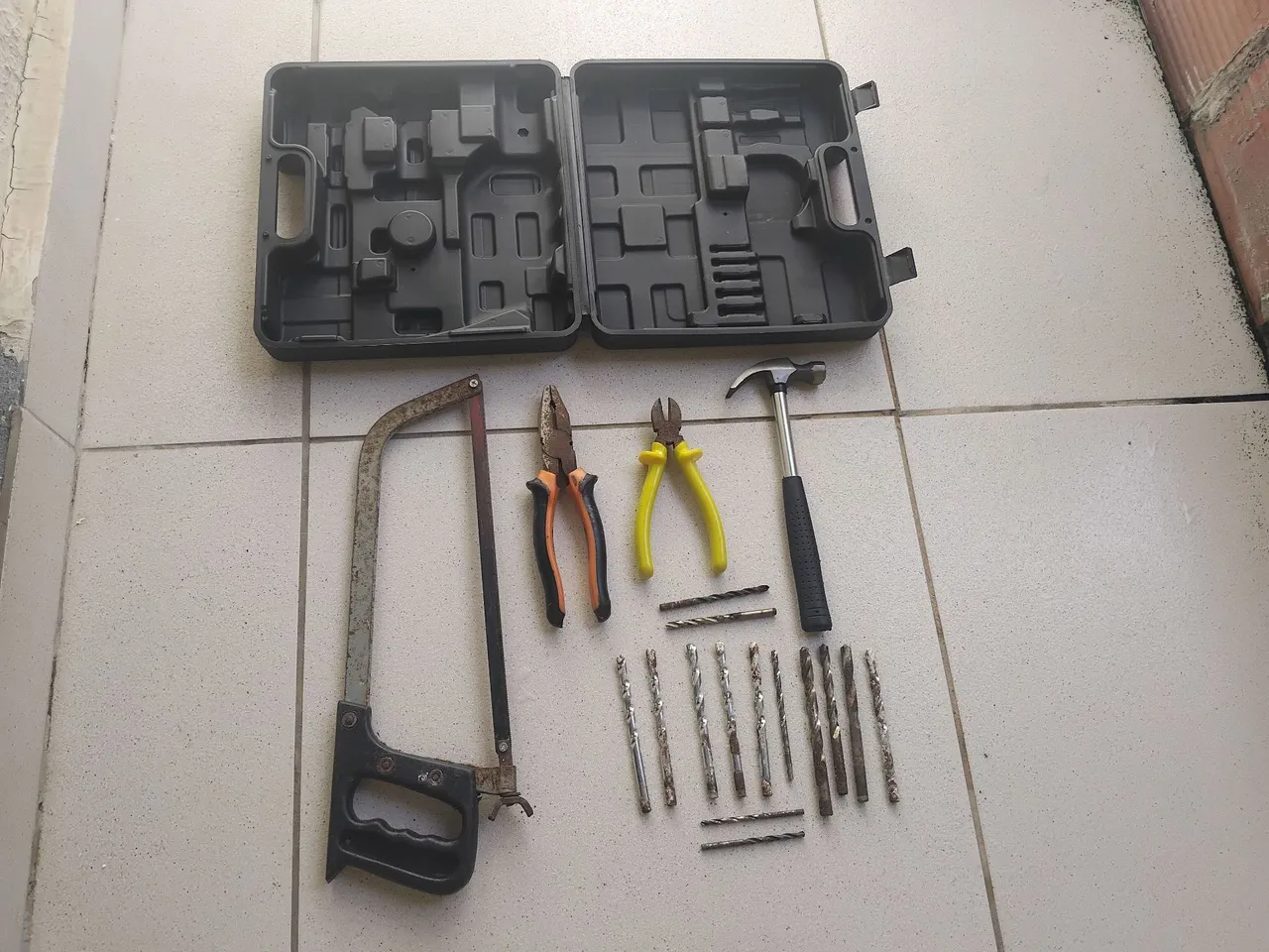 Kit de algumas ferramentas para construção com maleta