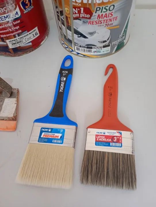 kit pintura - 1x lata tinta piso....1x lata de verniz....2x trinchas...1x espátula - Foto 3