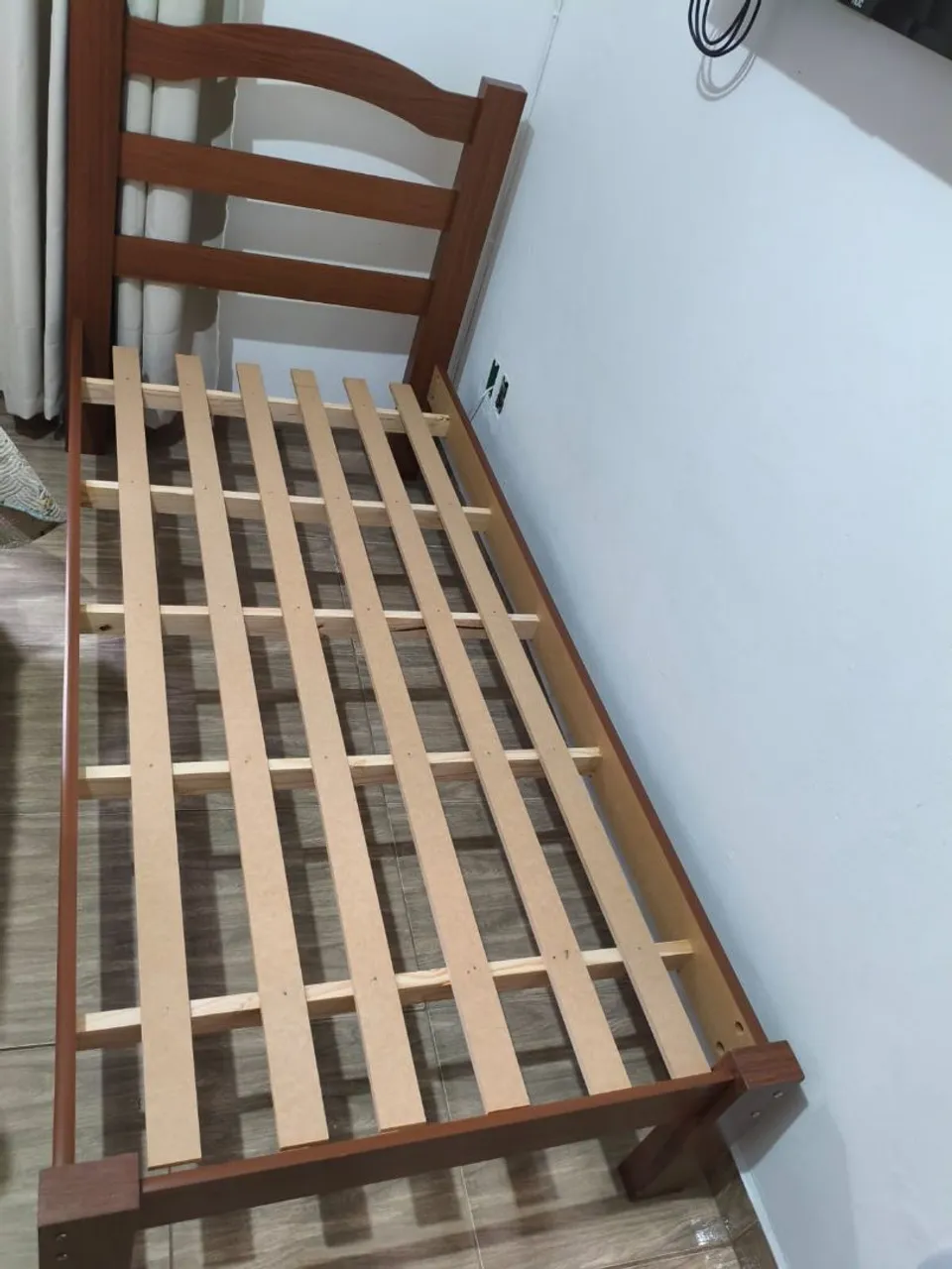 Cama de solteiro em madeira