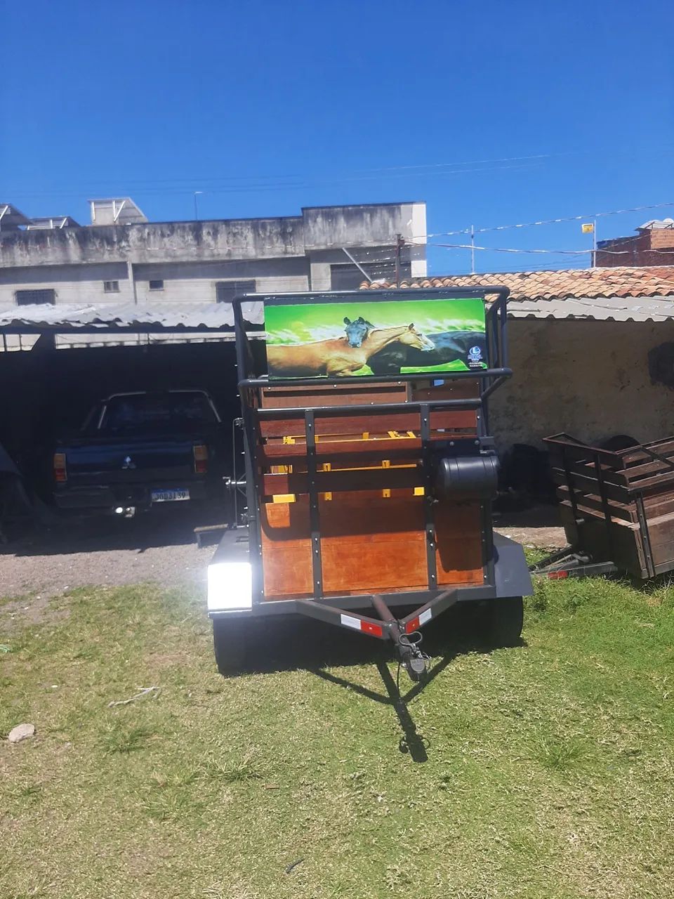 Reboque de cavalo de 2 eixos.