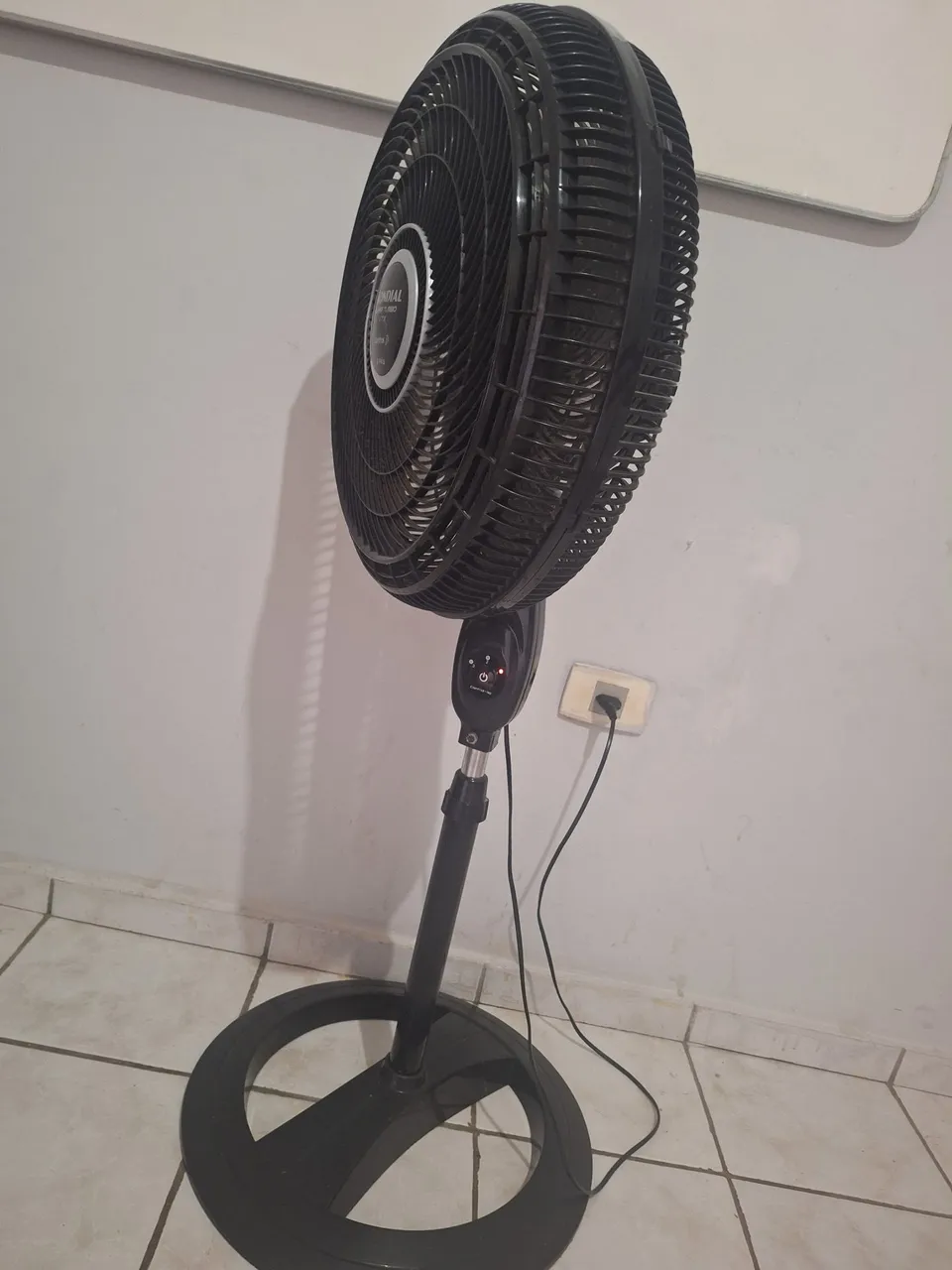 Ventilador de coluna com design moderno