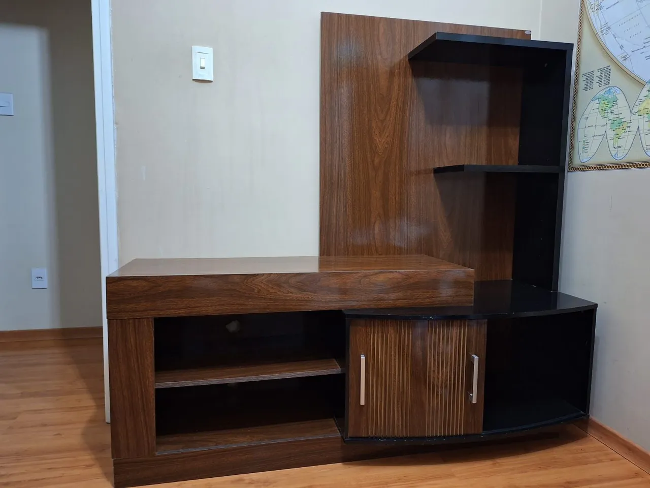 Rack para TV com prateleiras e armário