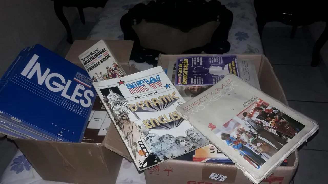 Lote de 2 caixas de Livros  e apostilas antigas de Inglês em bom estado de conservação  - Foto 2